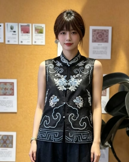 图片 【26AHM010】真丝香云纱青花如意马甲（打籽绣）